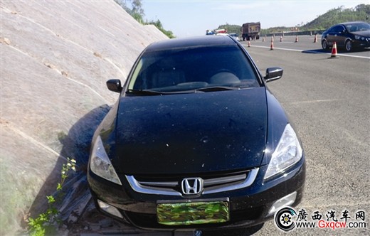 司機(jī)用迷彩布套住車牌,被交警查處