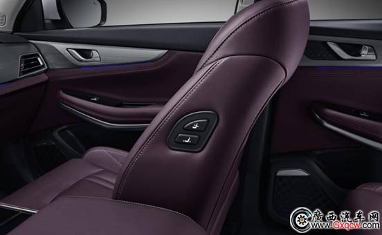 1537926765726304.jpg 副駕座椅調節(jié)